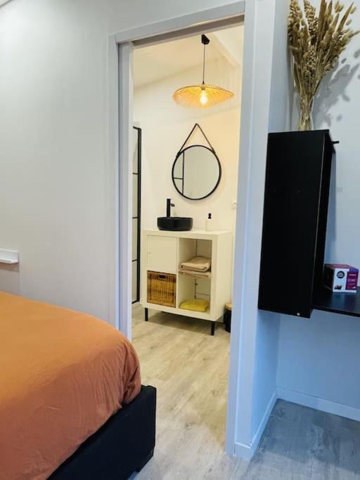 5 Min Airport Aeroport - Shuttle Navette - Parking Apartment